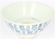 18TH CENTURY CHINESE BLUE AND WHITE PORCELAIN BOWL