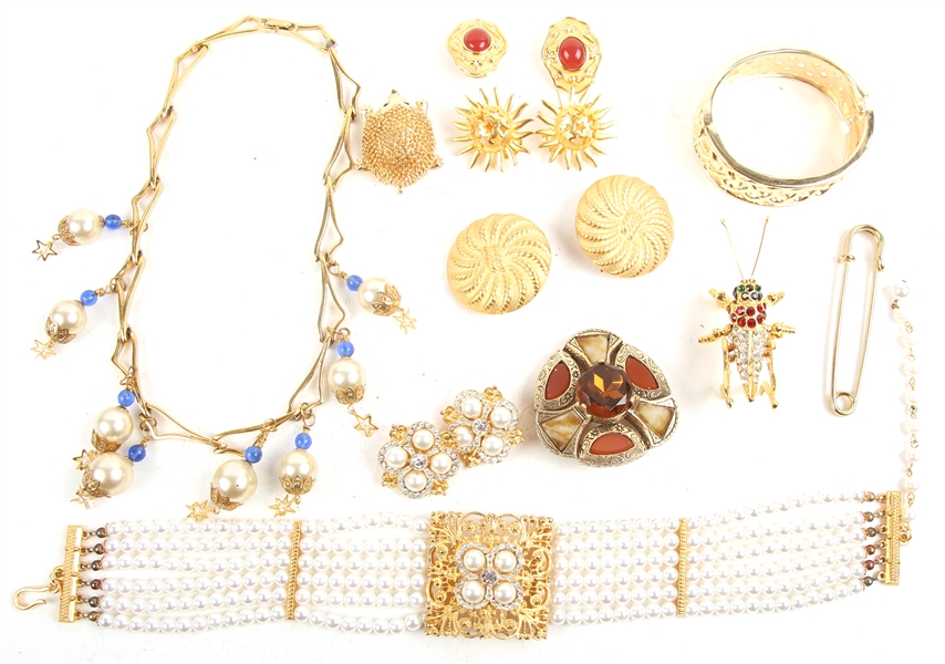 GOLD TONE COSTUME JEWELRY NECKLACES, BROOCH PINS & MORE