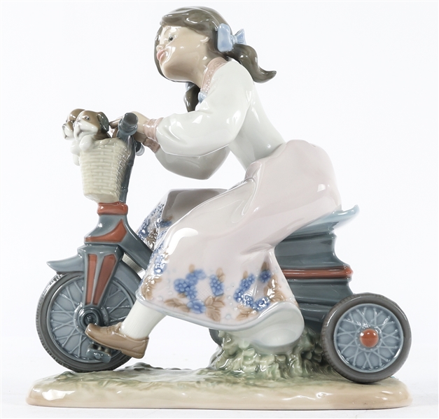 LLADRO PORCELAIN "TRAVELING IN STYLE" 5680 FIGURINE