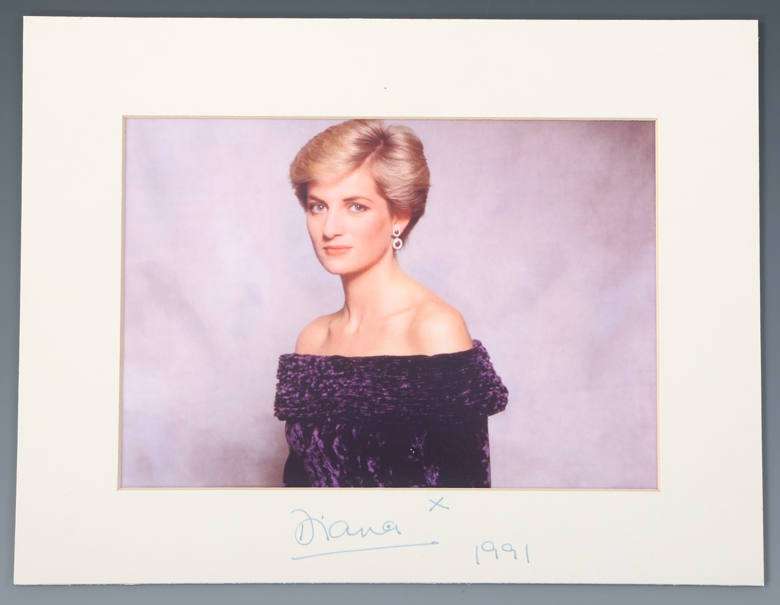 Lot Detail 1991 DIANA PRINCESS OF WALES SIGNED PHOTO PRINT