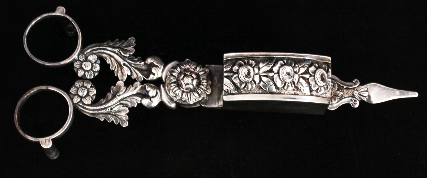 VICTORIAN SILVER PLATE CANDLE SNUFFER