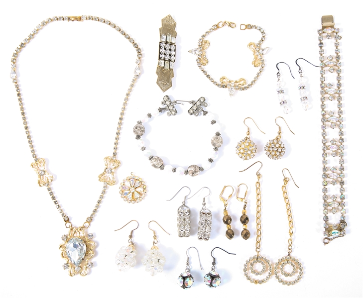 WOMENS GOLD TONE AND SILVER TONE JEWELRY - MIXED LOT