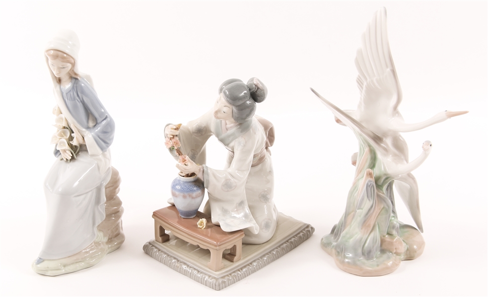 LLADRO & NAO PORCELAIN FIGURINES - LOT OF 3