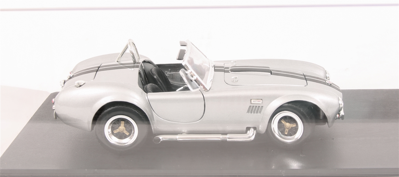 ROAD SIGNATURE SHELBY COBRA - SILVER/BLACK 1:18 SCALE MODEL