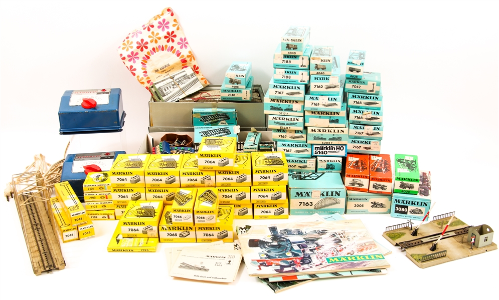 MARKLIN H0 SCALE TRAIN SET & ACCESSORIES - 1950s-1970s