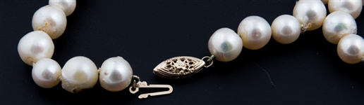 STRAND OF BAROQUE PEARLS WITH 14K YELLOW GOLD CLASP