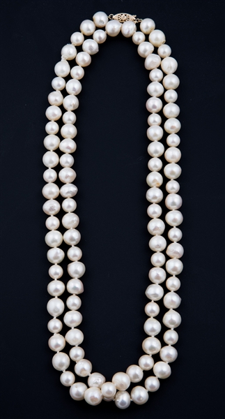 STRAND OF BAROQUE PEARLS WITH 14K YELLOW GOLD CLASP