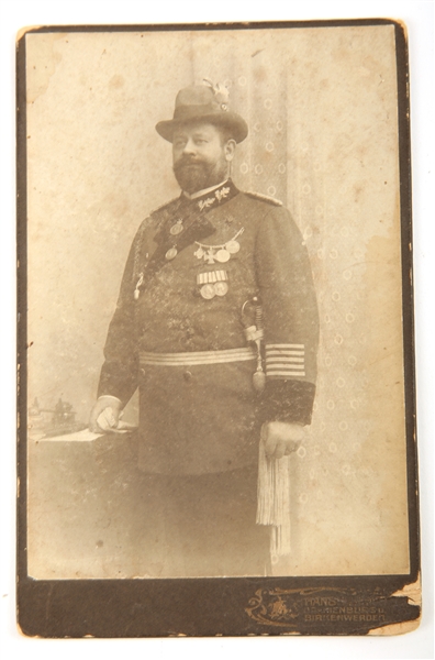 19TH C. CABINET CARD OF A DECORATED GERMAN HUNTER