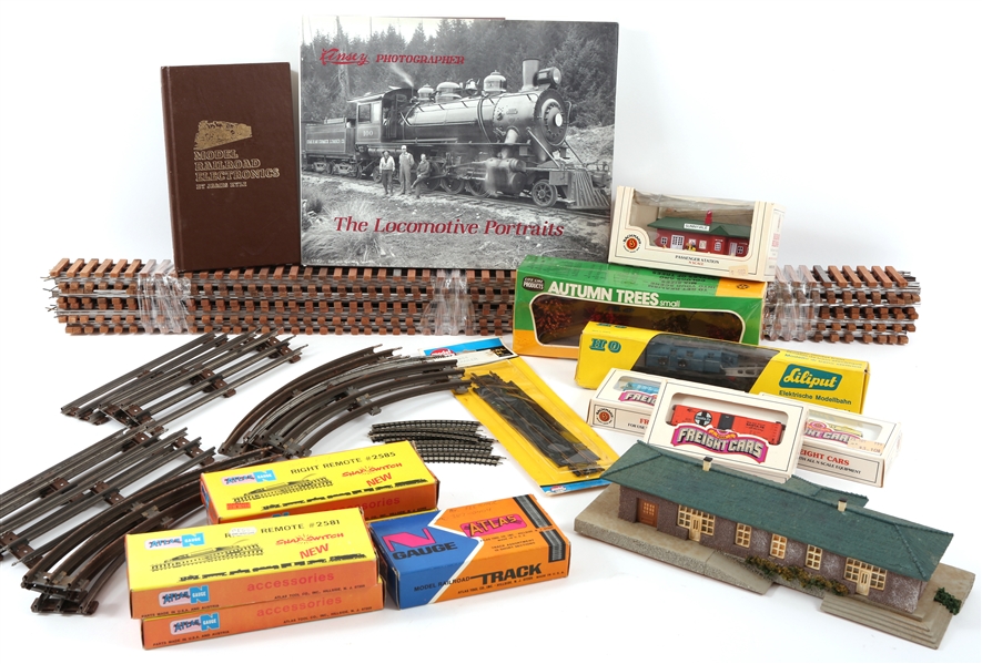 MODEL TRAINS, TRACK, ACCESSORIES AND TRANSFORMERS