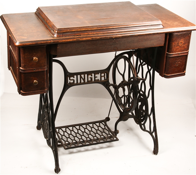 EARLY 20TH C. SINGER SEWING MACHINE WITH SEWING TABLE