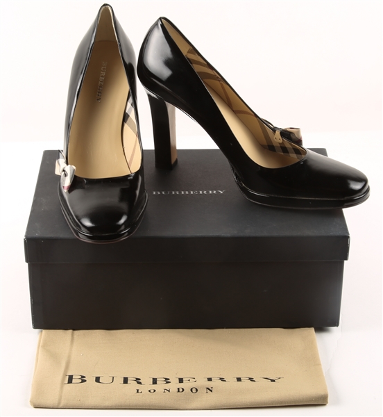 BURBERRY WOMENS PATENT LEATHER PUMPS