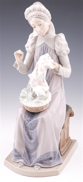 LLADRO PORCELAIN MEDIEVAL LADY EMBROIDERING FIGURINE