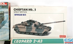 1/35TH AND 1/48TH SCALE MODEL TANK LOT OF 5