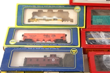 HO GAUGE TRAIN CARS - TYCO, LIFE-LIKE, AHM, & MORE