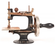 SINGER MINIATURE HAND CRANK SEWING MACHINE