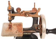 SINGER MINIATURE HAND CRANK SEWING MACHINE