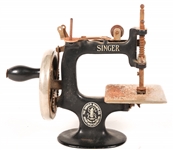 SINGER MINIATURE HAND CRANK SEWING MACHINE