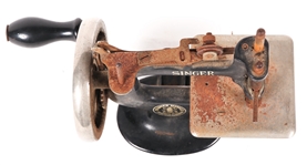 SINGER MINIATURE HAND CRANK SEWING MACHINE