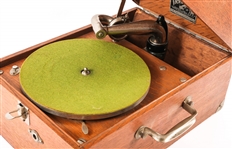 EARLY 20TH C. VICTOR VV-50 SUITCASE STYLE PHONOGRAPH