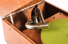 EARLY 20TH C. VICTOR VV-50 SUITCASE STYLE PHONOGRAPH