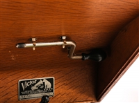 EARLY 20TH C. VICTOR VV-50 SUITCASE STYLE PHONOGRAPH