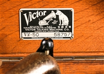 EARLY 20TH C. VICTOR VV-50 SUITCASE STYLE PHONOGRAPH