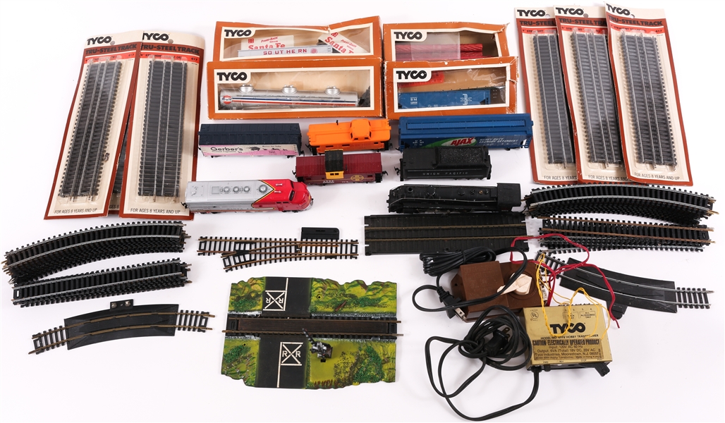 TYCO HO SCALE MODEL TRAIN CARS, TRACKS, & ACCESSORIES
