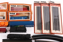 TYCO HO SCALE MODEL TRAIN CARS, TRACKS, & ACCESSORIES