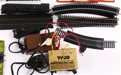 TYCO HO SCALE MODEL TRAIN CARS, TRACKS, & ACCESSORIES
