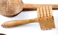 EARLY 20TH C. CARVED WOODEN KITCHEN & HOUSEHOLD TOOLS