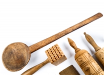 EARLY 20TH C. CARVED WOODEN KITCHEN & HOUSEHOLD TOOLS