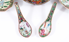 CHINESE ROSE MEDALLION PORCELAIN DECOR & SERVEWARE