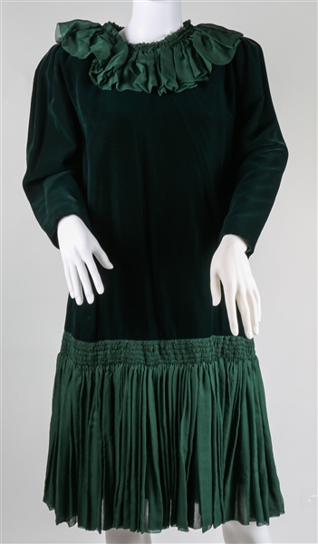 1950s WOMENS MIDI LENGTH GREEN VELVET DRESS