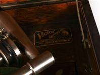 VICTOR TALKING MACHINE MODEL VV-VIII & WOOD CABINET