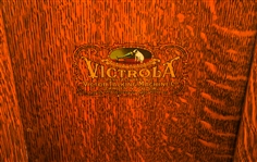 VICTOR TALKING MACHINE MODEL VV-VIII & WOOD CABINET