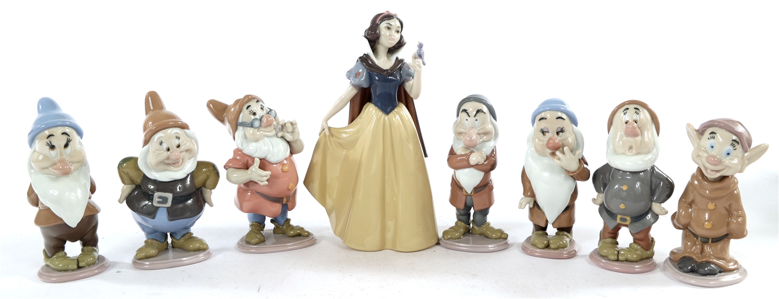 LLADRO PORCELAIN SNOW WHITE & 7 DWARVES FIGURINE SET