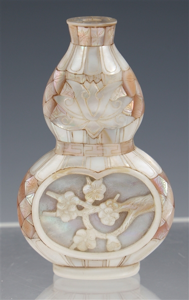 CHINESE MOTHER OF PEARL GOURD SNUFF BOTTLE