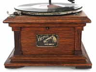 VICTOR TALKING MACHINE PHONOGRAPH WITH HORN