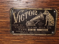 VICTOR TALKING MACHINE PHONOGRAPH WITH HORN