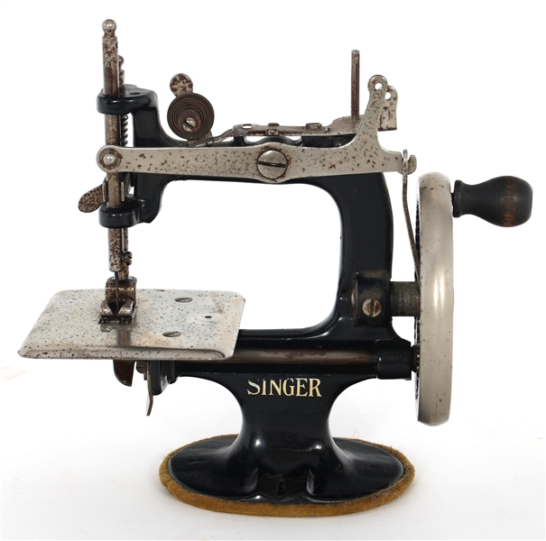 MINIATURE 20TH C. SINGER MANUAL SEWING MACHINE