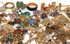 GOLD TONE COSTUME JEWELRY 