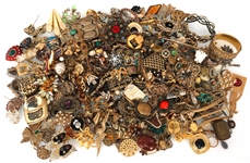 GOLD TONE COSTUME JEWELRY 