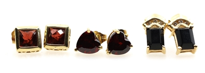 14K YELLOW GOLD GARNET & ONYX STUD EARRINGS