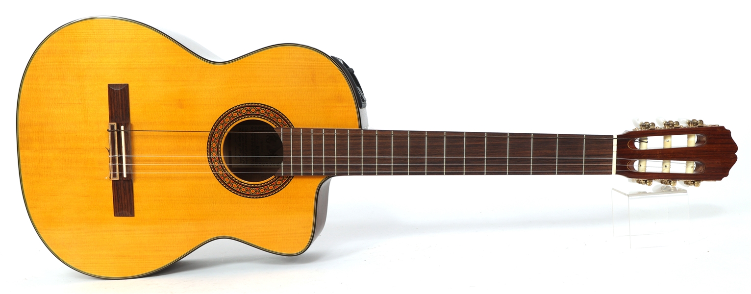 TAKAMINE EC-132C CLASSIC SERIES ACOUSTIC GUITAR