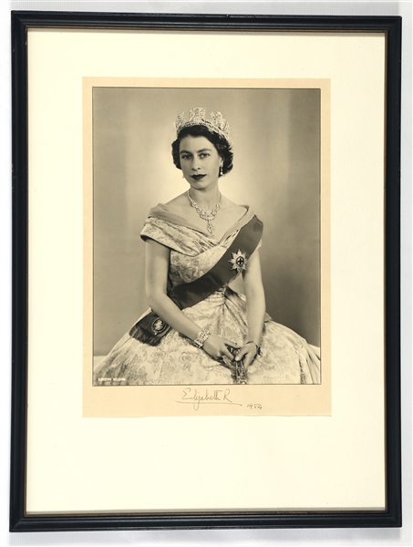 1954 QUEEN ELIZABETH II SIGNED PORTRAIT PHOTOGRAPH