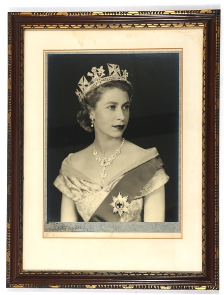 QUEEN ELIZABETH II SIGNED PHOTO BY DOROTHY WILDING