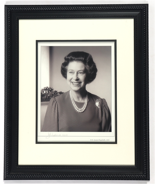 1985 QUEEN ELIZABETH II PHOTOGRAPHER SIGNED PHOTO PRINT