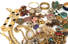 GOLD TONE COSTUME JEWELRY 