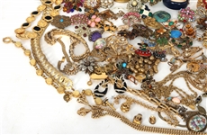 GOLD TONE COSTUME JEWELRY 
