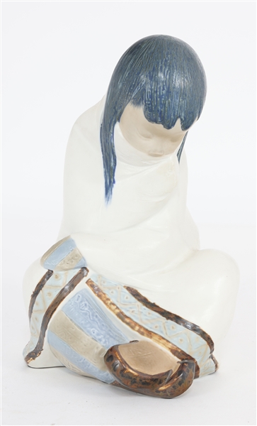 LLADRO PORCELAIN ESKIMO GIRL FIGURINE